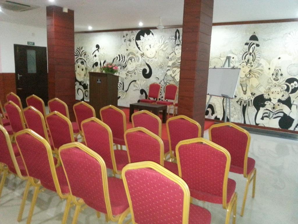 Aquarock Hotel Kazhakuttam ภายนอก รูปภาพ