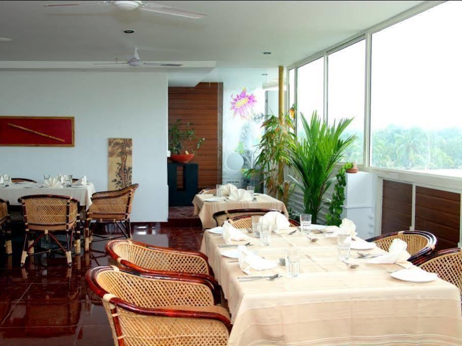 Aquarock Hotel Kazhakuttam ภายนอก รูปภาพ